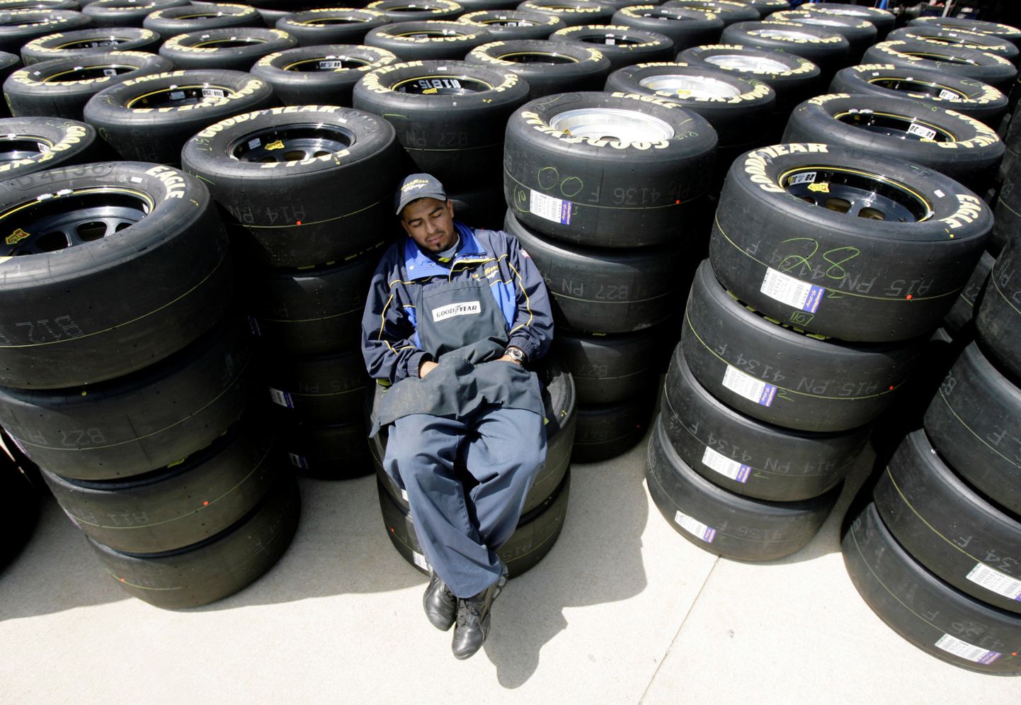 Goodyeari töötaja kasutab lõunapausi uinakuks, foto on tehtud Kalifornias NASCARI võidusõiduraja ääres.