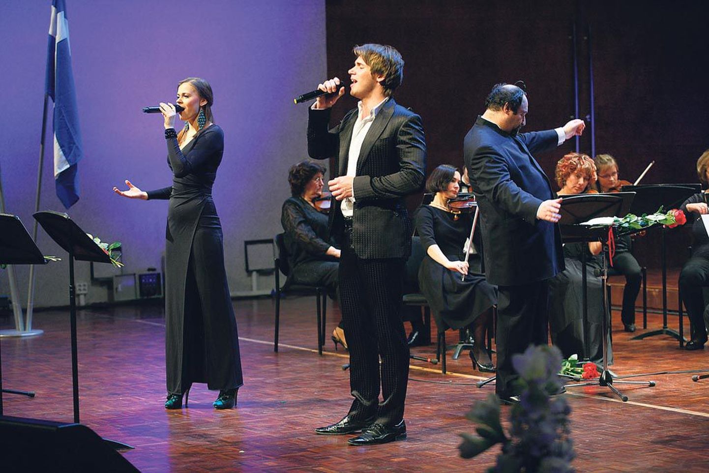 Kontsertaktusel esines Pärnu linnaorkester Jüri Alperteni juhatusel, laulsid Rosanna Lints ja Uku Suviste. Publik plaksutas neile tänuks oma peopesad tuliseks.