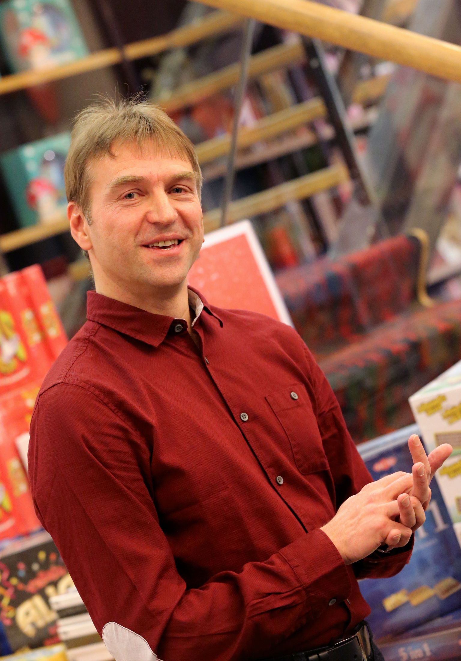 Valdur Mikita raamatu "Lindvistika ehk metsa see lingvistika" esitlus Tartu Tasku keskuse Rahva Raamatu kaupluses.