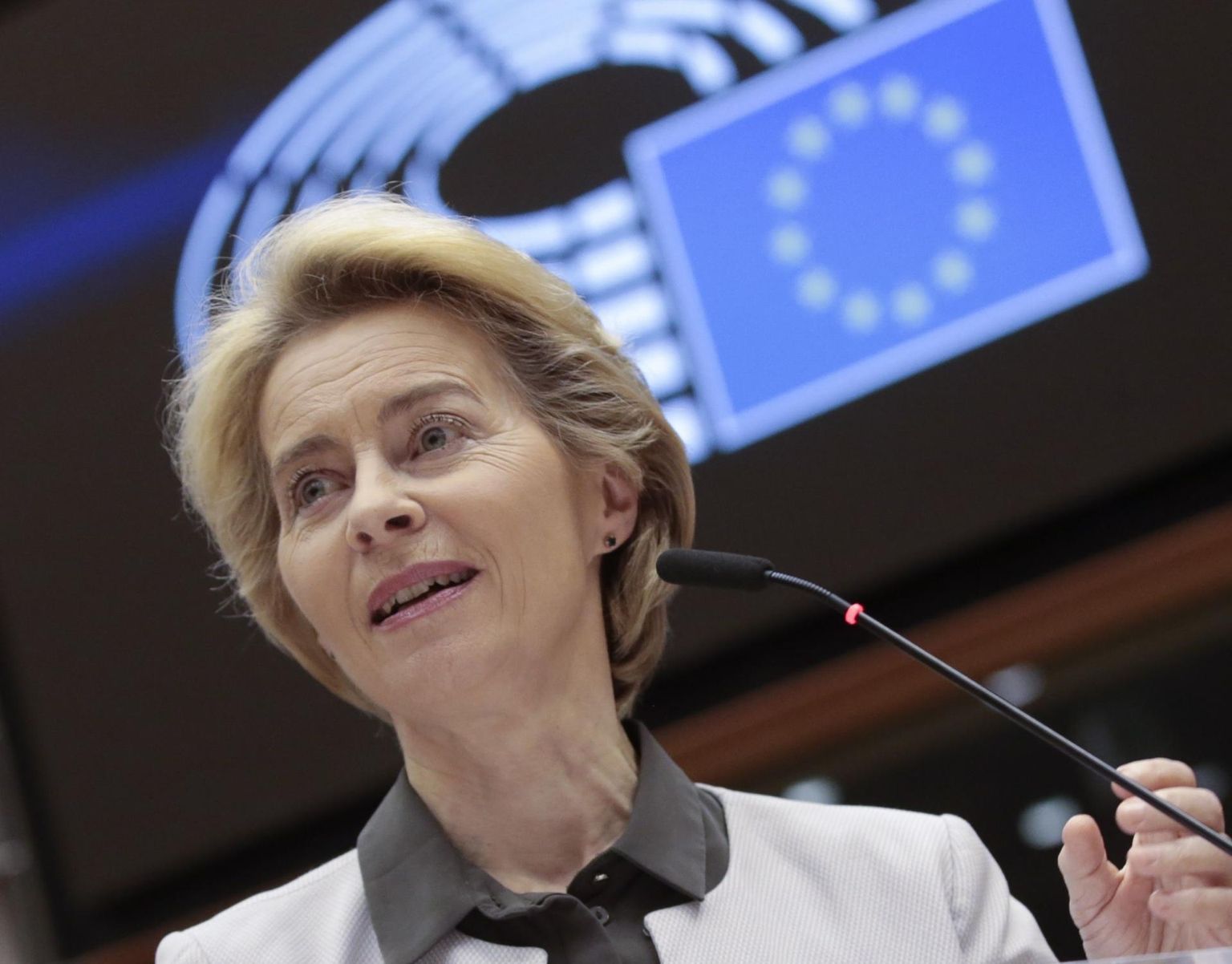 Euroopa Komisjoni president Ursula von der Leyen eile Brüsselis Euroopa Parlamendi ees.