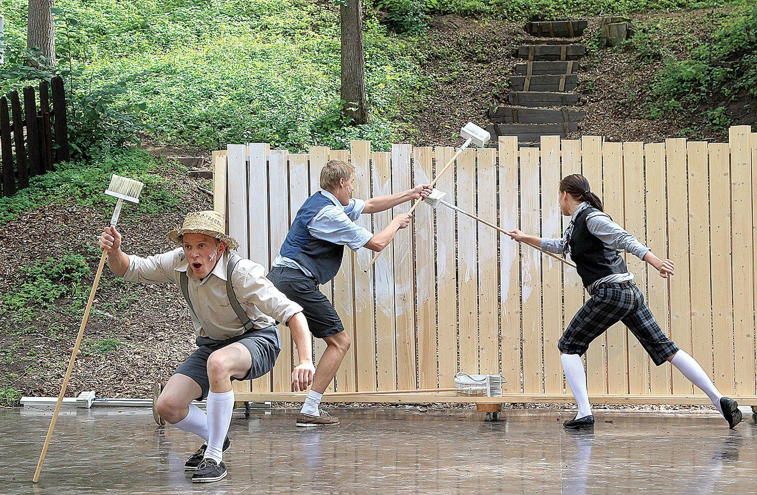 Tom (Silver Kaljula, vasakult) on meelitanud planku värvima Josephi (Kristjan Poom) ja Benjamini (Karolin Jürise).