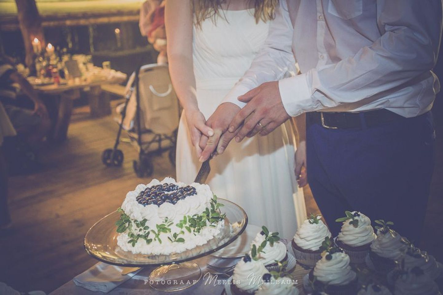 Nii nagu päris pulmas kostitatakse külalisi maitsva tordiga, saavad ka messikülalised suu magusaks.