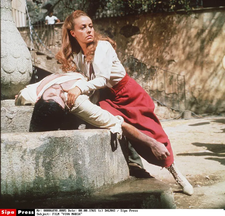 Jeanne Moreau 1965. aasta filmis «Viva Maria!»"DALMAS PHOTOGRAPHE" FILM "BARDOT BRIGITTEACCOMPAGNE" TOURNAGE "VIVA MARIA TITRE"MEXIQUE "MOREAU JEANNE PORTRAIT" "IMAGENUMERISEE"