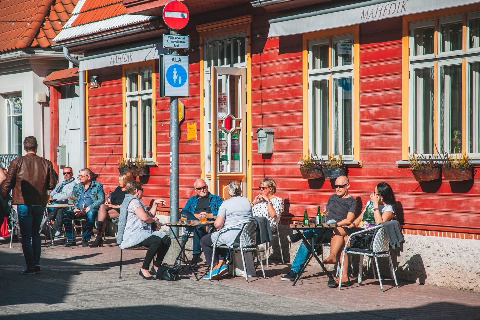 Päike on meelitanud kohvitajad tänavale.