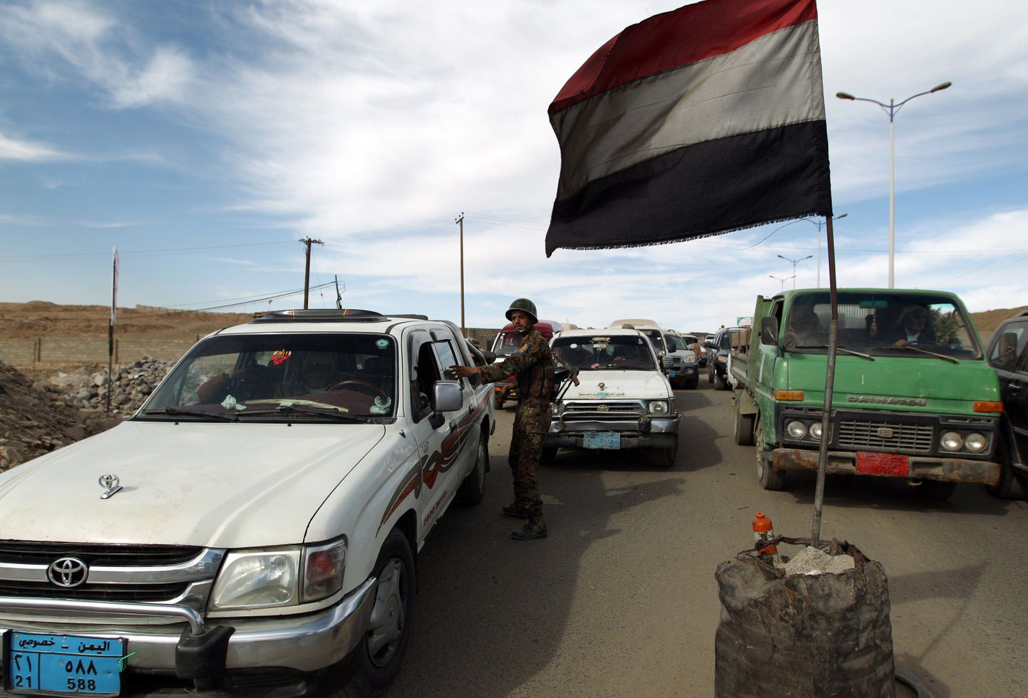 Jeemeni sõdur pealinnas Sanaas olevas kontrollpunktis. Valitsuse kinnitusel otsitakse kahte soomlast ja ühte austerlast aktiivselt.