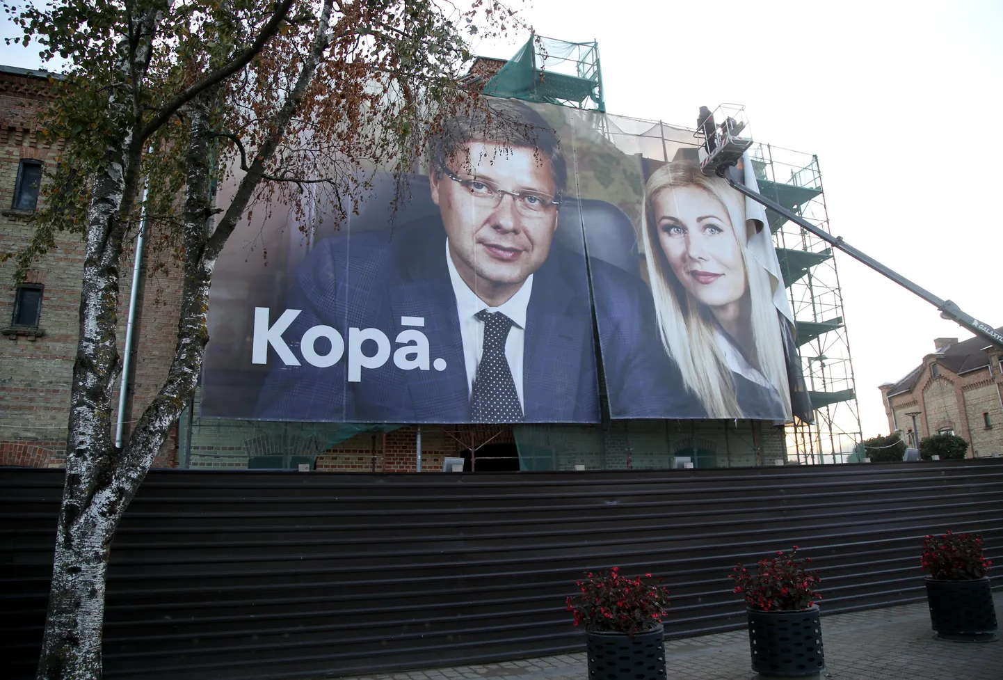 Tiek demontēta Korupcijas novēršanas un apkarošanas biroja konstatētā partijas "Saskaņa" pretlikumīgā aģitācija no Spīķeru kvartāla ēkas Rīgā.