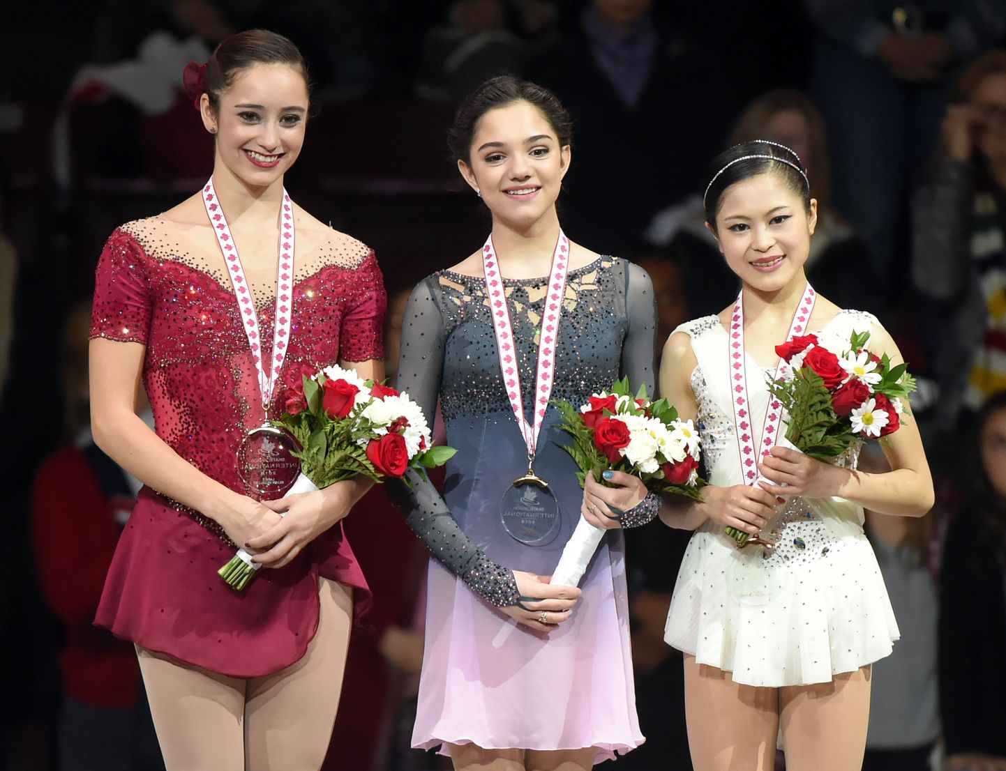 Первой стала россиянка Евгения Медведева (в центре), второй  -  спортсменка из Канады Кейтлин Осмонд (слева), третьей — японка Сатоко Мияхара.