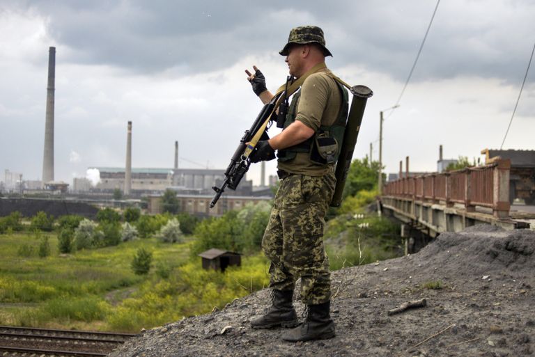 Ukraina sõdur Avdiivka keemiatehase lähedal partullimas. Foto: ALEKSEY CHERNYSHEV/AFP/Scanpix