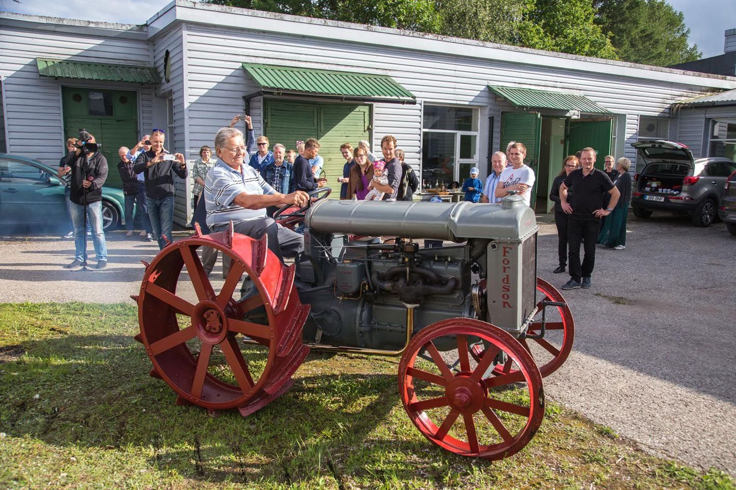 Türi-Allikul Veskisillal Konesko logistikakeskuse maa-alal esitletud traktor Fordson F võib Eestis olla vanim omasugune. Traktori omanik Alvar Hirtentreu (juhiistmel) premeeris väärikas eas masinat enne käivitust ka sortsu napsiga.