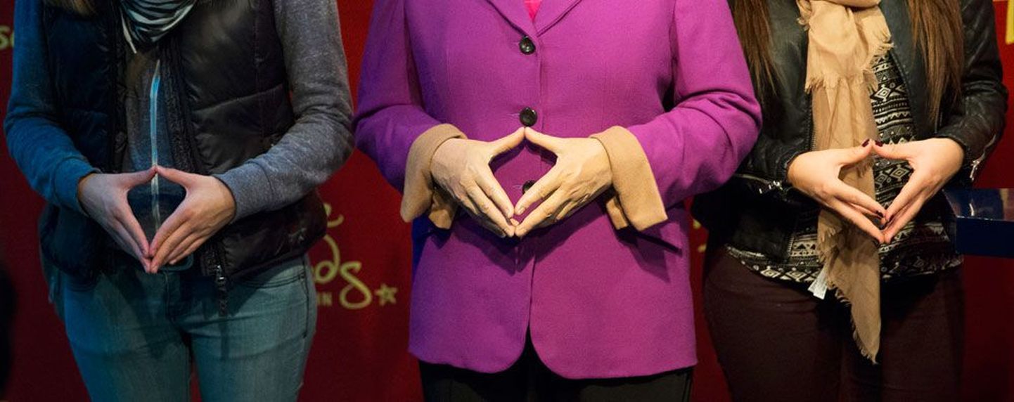 Üleeile esitleti Madame Tussauds’ muuseumis Berliinis Saksa liidukantsleri Angela Merkeli uut vahakuju. Merkeli kuulus kätehoiak «Merkel-Raute» ehk «Merkeli romb» või «Võimu romb» on kujunenud maailma ühe mõjukaima naise tunnusmärgiks. Merkeli kätele on pühendatud internetilehti ning märgi tähenduse üle arutletakse elavalt. Kord peetakse kätehoiakut seksuaalsuse, kord emalikkuse, kord enesekindluse sümboliks. Kas see on heanaaberlikkuse ja ühenduste loomise sümbol? Või võimaldab see energial vabalt ringelda? Või hoiab tšakrad lahti? Ajakirjanik Silke Burmesteri arvates on  «Merkeli romb» kutse: «Tundub, nagu ütleksid käed: «Tule emme juurde! Siin on soe ja kuiv.»» «Merkeli romb» rakendati mõni nädal enne valimisi ka reklaamikampaania vankri ette, kui Berliini kesklinna ilmus 70 meetri laiune ja 20 kõrgune plakat, mille ainsaks motiiviks on kantsleri käed. Mingit müstilist salaplaani Merkeli kätehoiaku taga siiski polevat. «Alati oli küsimus, kuhu oma käed panna, ning sellest on see tulnud,» avaldas Merkel maikuus. «See näitab ehk teatud sümmeetriaarmastust.»