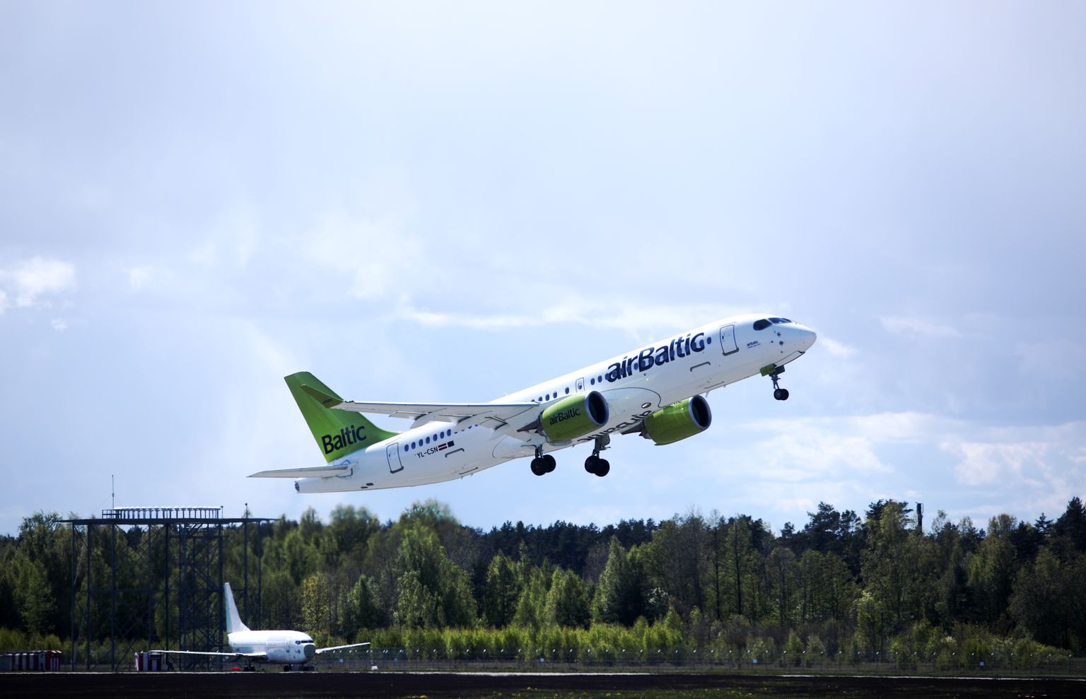 Lidsabiedrības "airBaltic" lidmašīna starptautiskajā lidostā "Rīga".