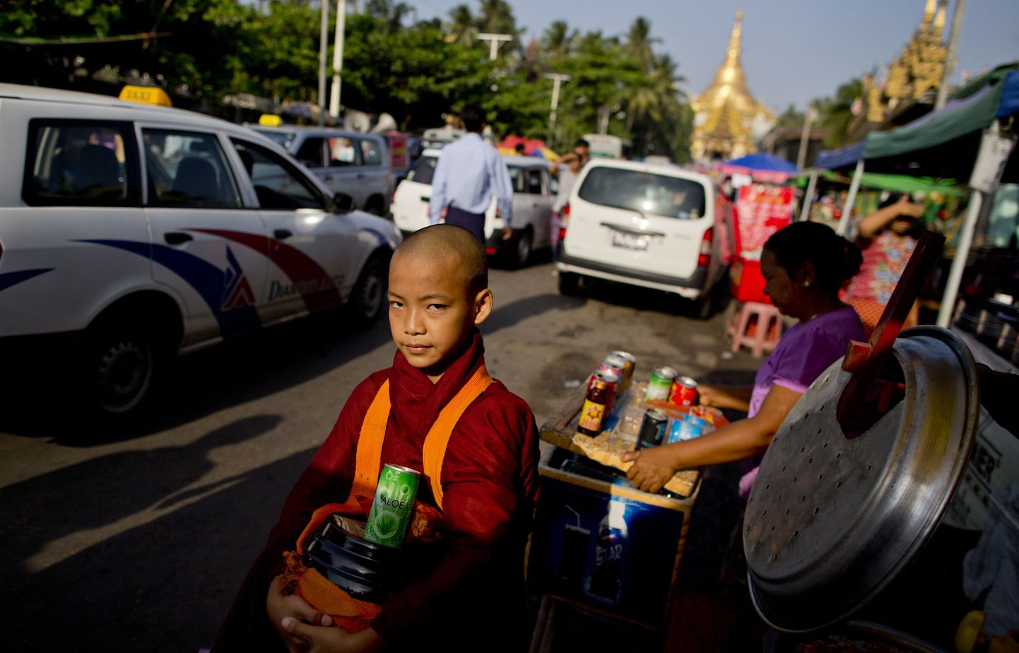 Noor buda munk Birma suurima linna Yangoni tänaval.