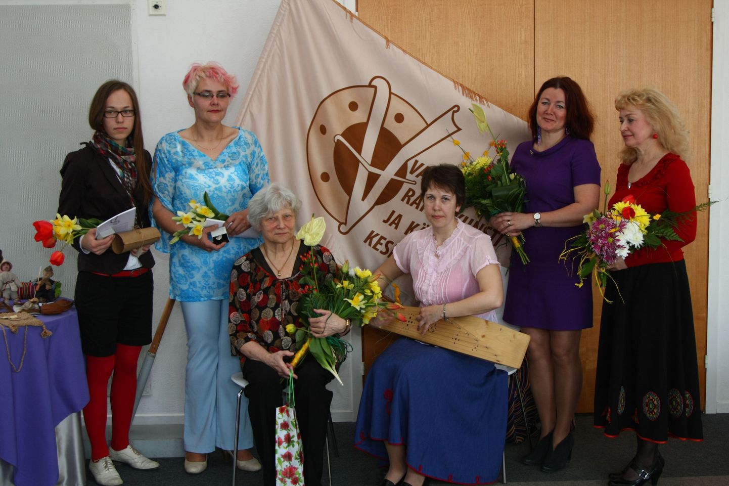 Tänavused tunnustatud Vairi Niinep (vasakult), Merle Soonberg, Helju Keskpalu, Gerta Vister ja Virve Sinisalu koos kandlemängija Koidu Ahkiga.
