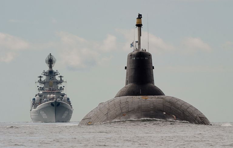 Tagaplaanil tuumaristleja Pjotr Veliki, esiplaanil tuumaallveelaev Dmitri Donskoi. / Foto: