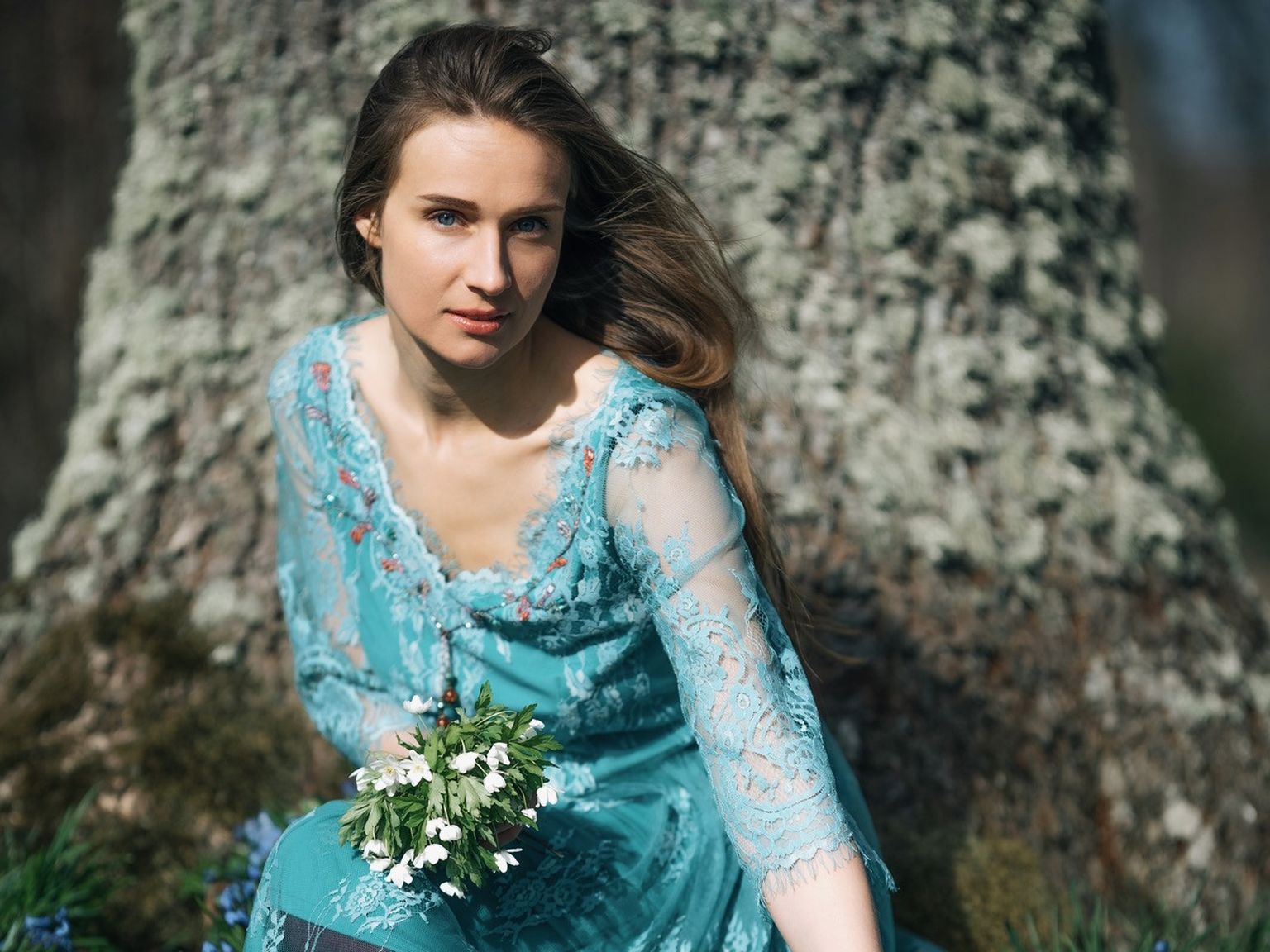 Lauljatar Emma Johanna Lepasoo annab emadepäeval kontserdi Schloss Fellinis. Kontserdil kõlavad tuntumad laulud albumilt "Armastuse hiis" ja ka uuem, veel avaldamata looming.