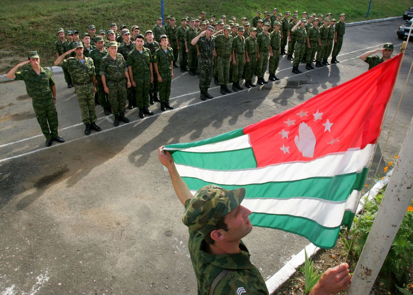 Abhaasia sõdurid oma rahvuslippu heiskamas.