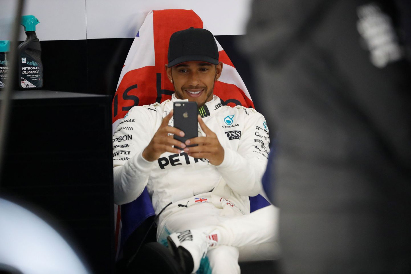 Lewis Hamilton armastab sotsiaalmeediat, kuid läheb vahel selle kasutamisega liiale.