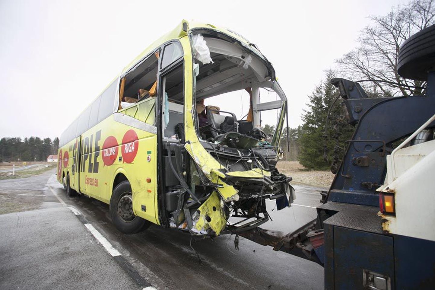 Avariisse sattunud buss jäi pildile, kui valmistuti seda sündmuskohalt ära vedama.