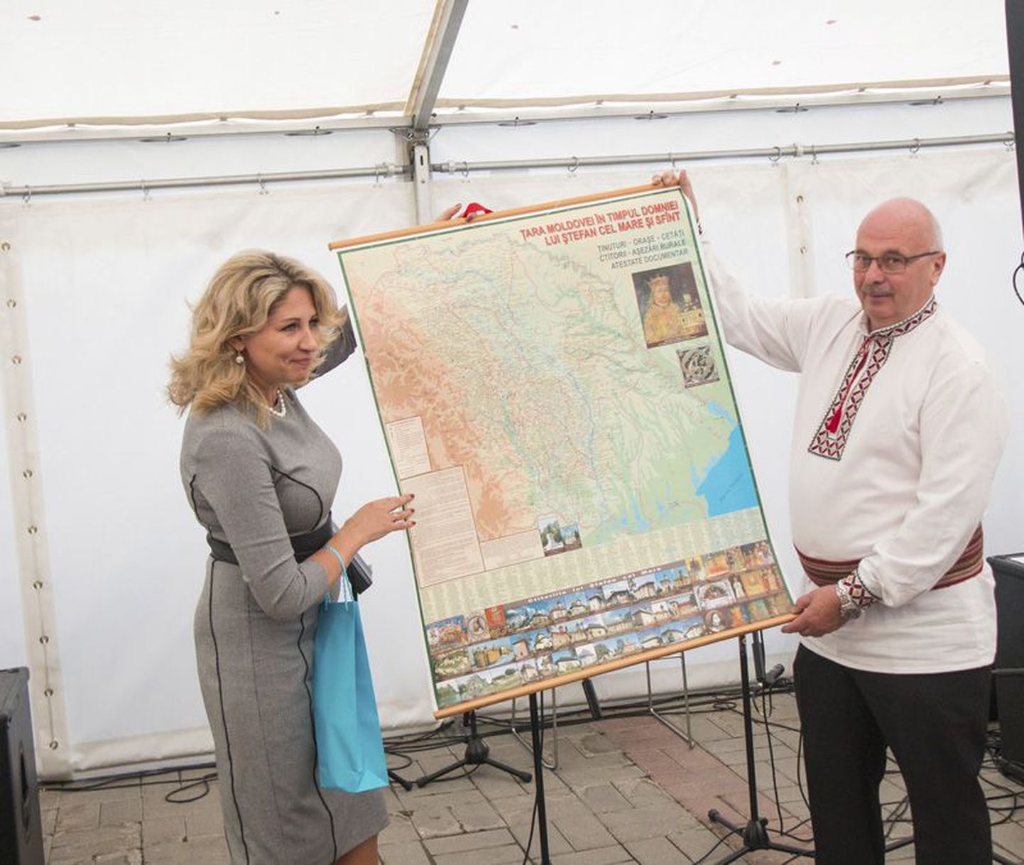 Moldova vabariigi suursaadik Inga Ionesii ja vastne aukonsul Einar Vallbaum näitavad Moldova kaarti.
