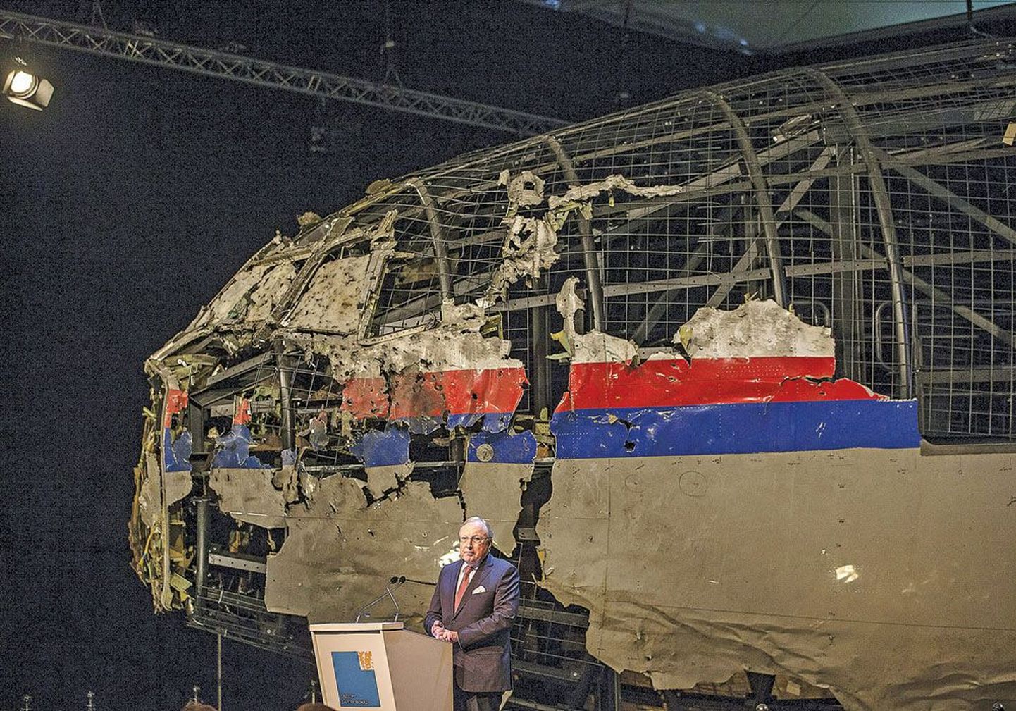 Uurimiskomisjon pani Ida-Ukrainast üles korjatud lennukitükid uuestu kokku.