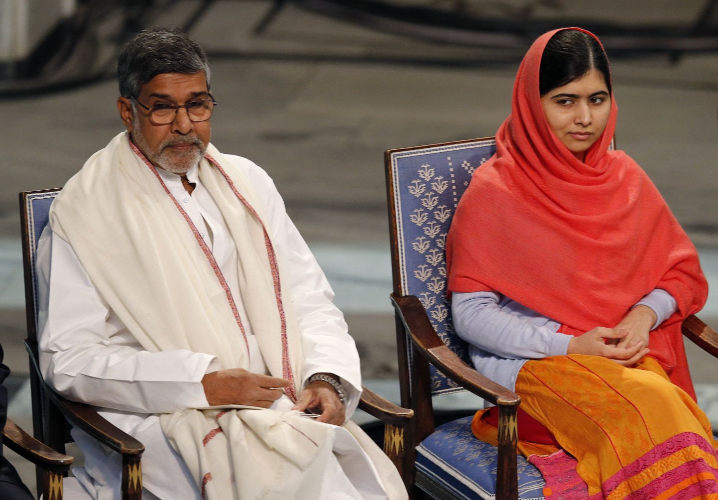 Malala Yousafzai (paremal) ja Kailash Satyarthi  Oslos tseremoonial.