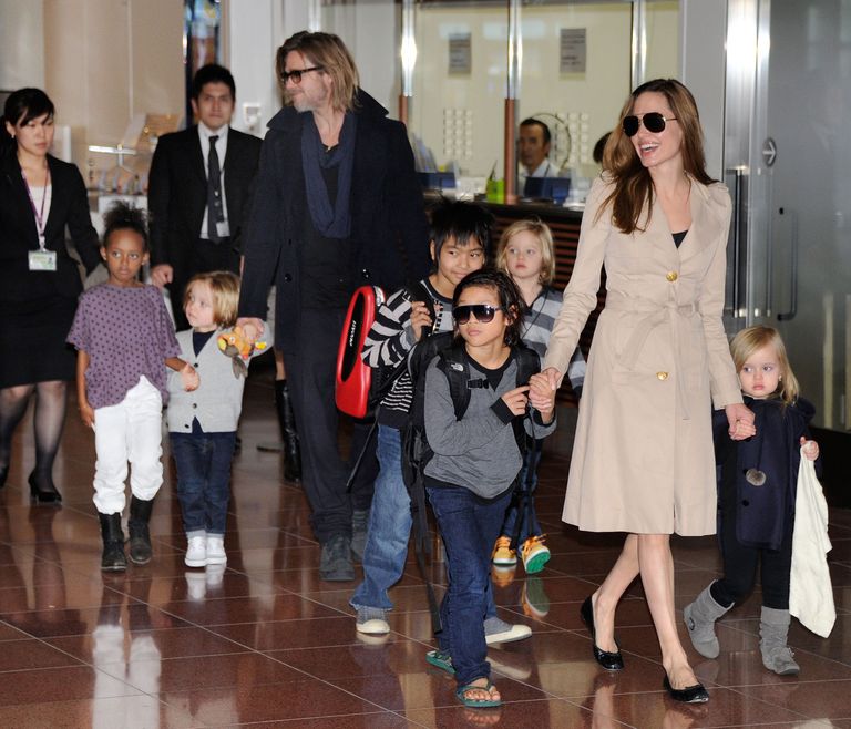 Pitt ja Jolie koos oma kuue lapsega