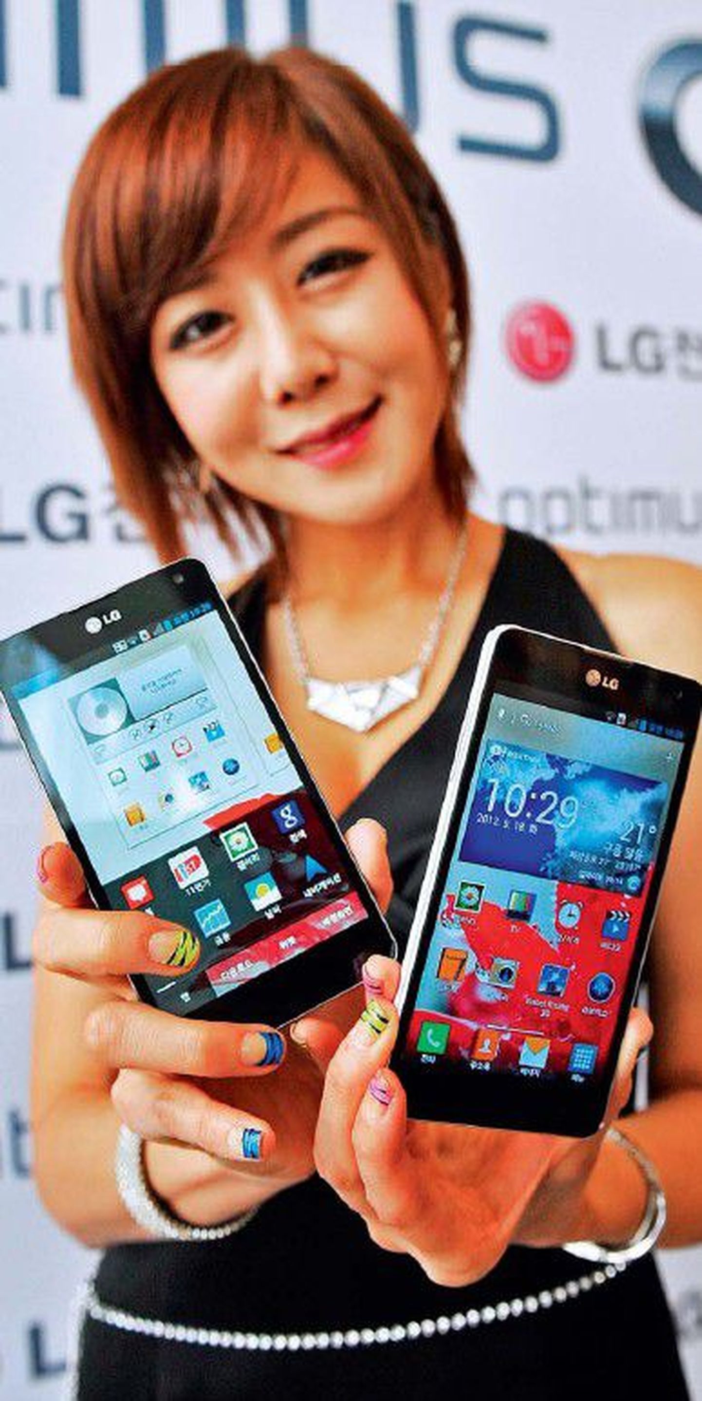 Lõuna-Korea modell esitleb LG uut nutitelefoni Optimus G.