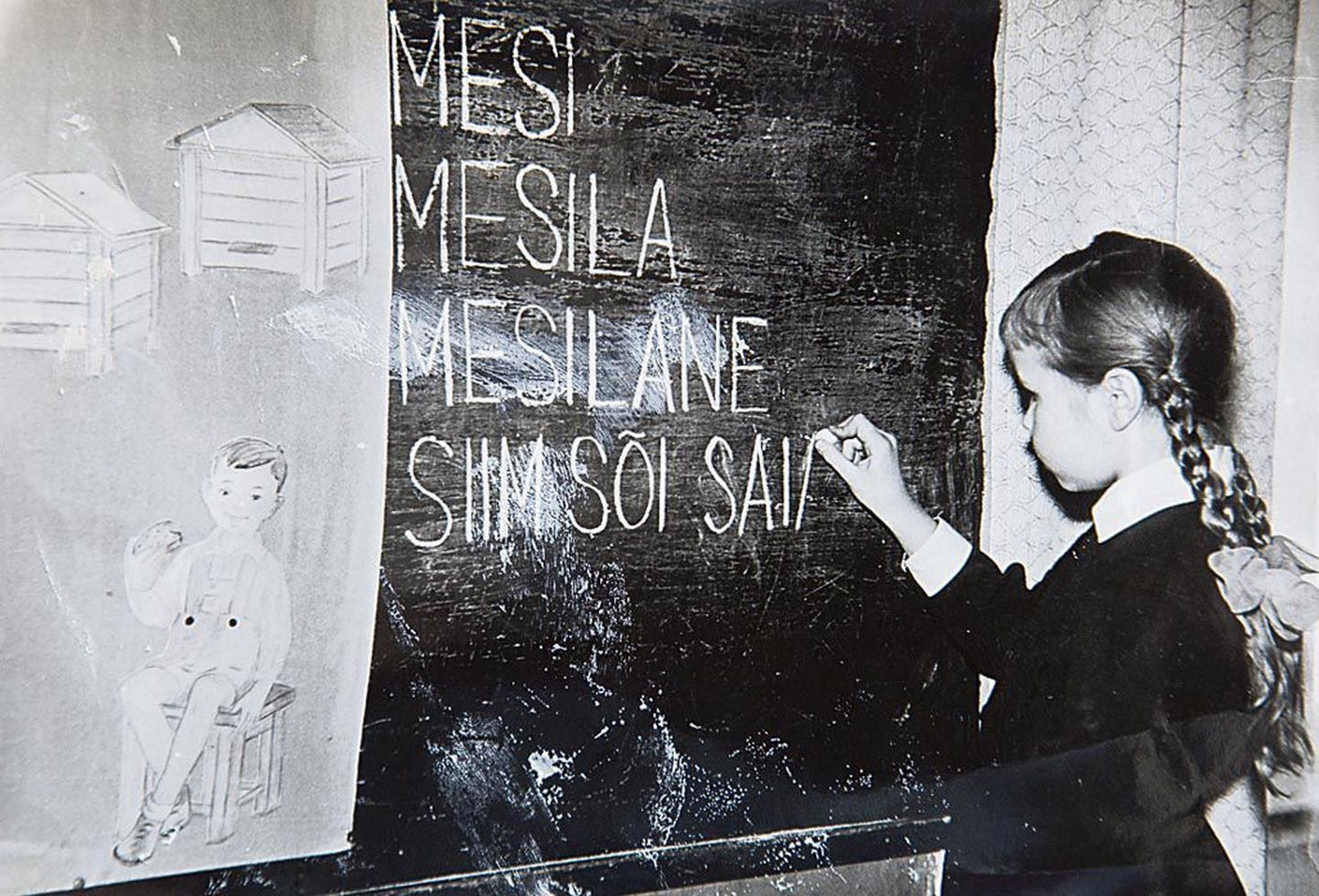 Trükitähed puutahvlil jäävad kriidiga kirjutades selged ja ilusad: Hede Martšenkov Longi algkooli õpilasena.