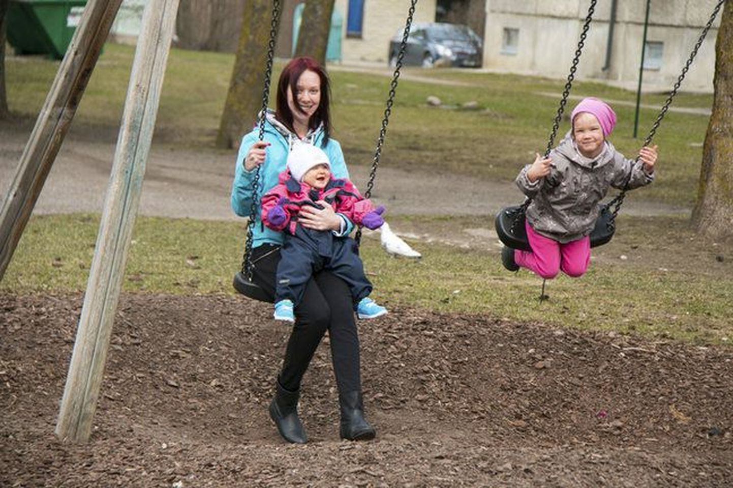 Ксения радуется, что ее пятилетняя дочь Лариса (справа) наконец получила эстонское гражданство.