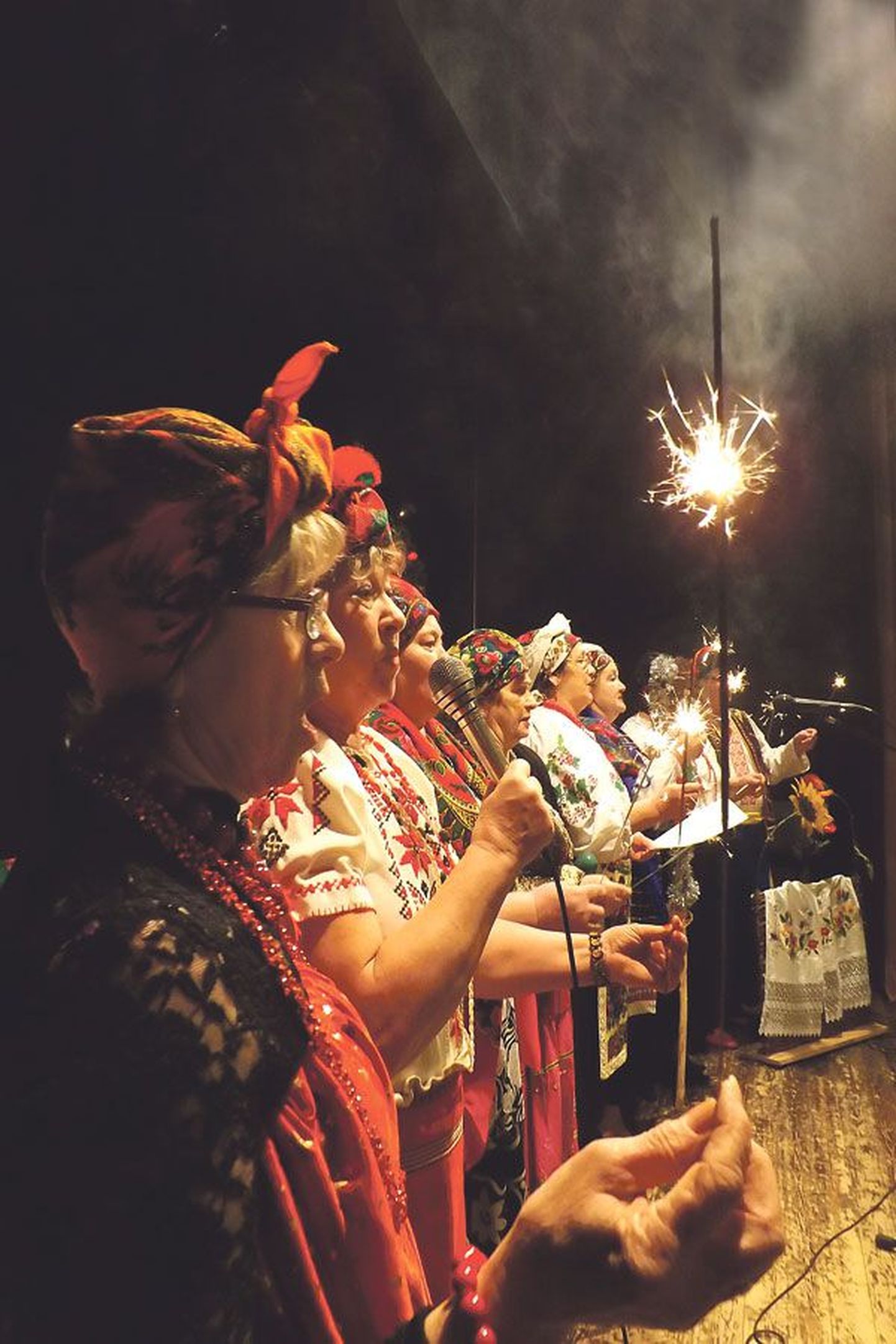 Заключительная песня праздника 
в исполнении украинского ансамбля «Барвинок» и в сопро-вождении бенгальских огней.