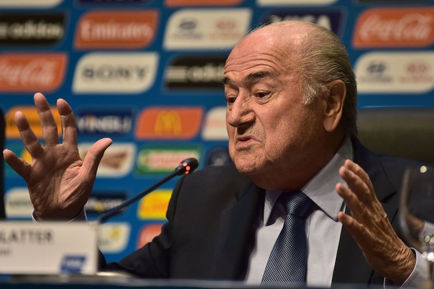 Rahvusvahelise Jalgpalliliidu presidendil Sepp Blatteril on MMi eel küllaga ainest muretsemiseks.
