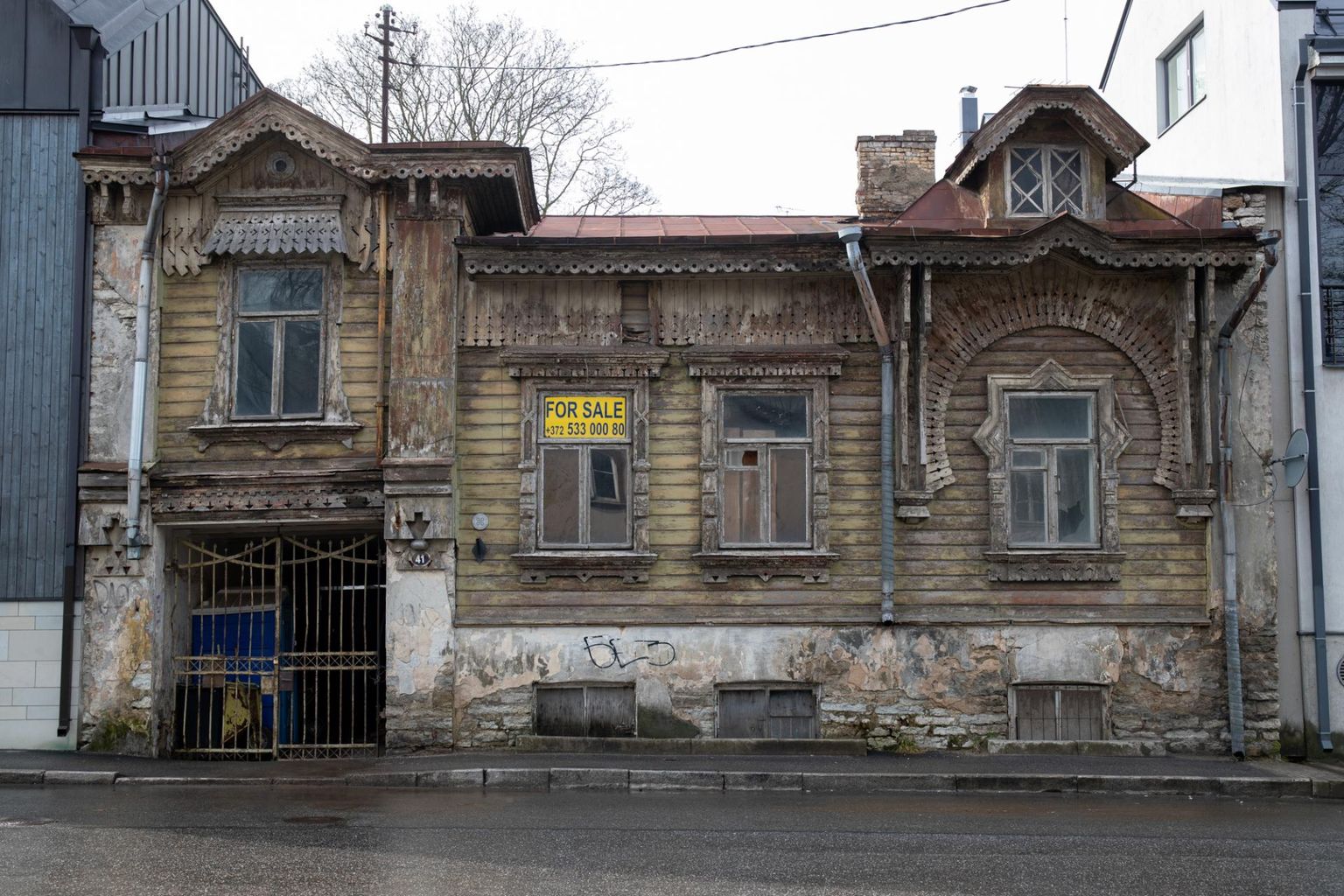 Sel ajal, kui Poska 41 veel müügis oli, ehitati talle lausa selga uued hooned.