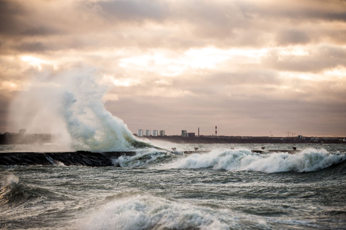 Ilmateenistus hoiatab tormituule eest Läänemerel, mis võib kaasa tuua kuni kuuemeetrised lained. Foto on illustratiivne.