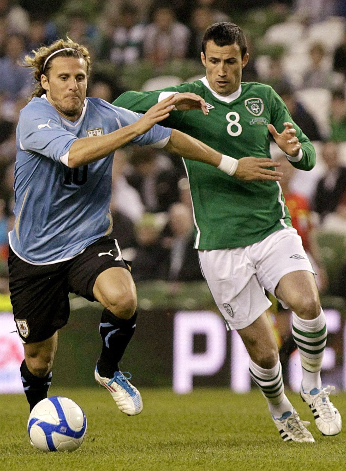 Uruguay tähtmängija Diego Forlan (vasakul) ja Keith Fahey.