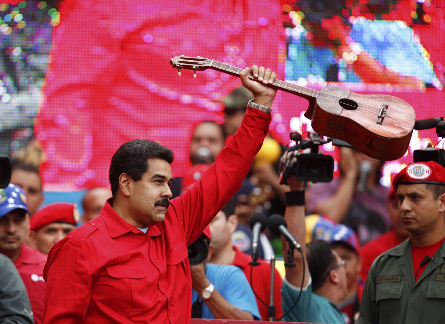 Nicolas Maduro, Hugo Chavezi järglane Venezuela presidendi ametipostil veebruaris rahvale kõnet pidamas. Aasta alguses Venetsueelat vapustanud poliitilistes rahutustes kaotas elu paarkümmend inimest. Lisaks kimbutab riiki hüperinflatsioon. The Economisti uuringukeskuse EIU hinnangul on ent Venezuela Eestiga võrdväärse elukvaliteediga riik.
