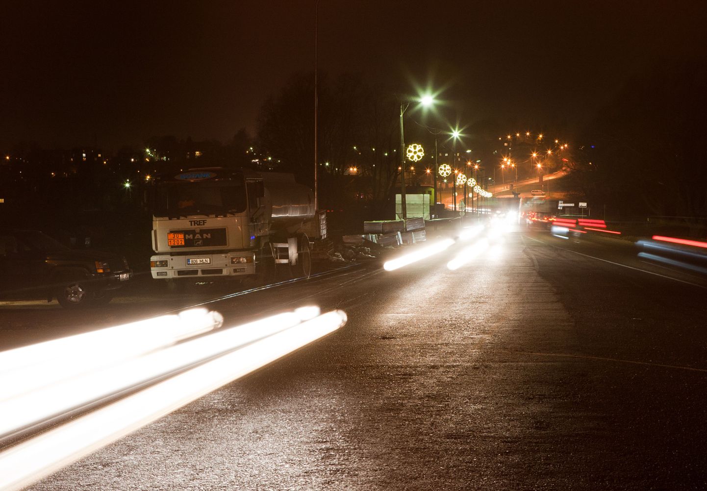 Pimedal ajal pimestavad vastutuleva sõiduki tuled autojuhti
