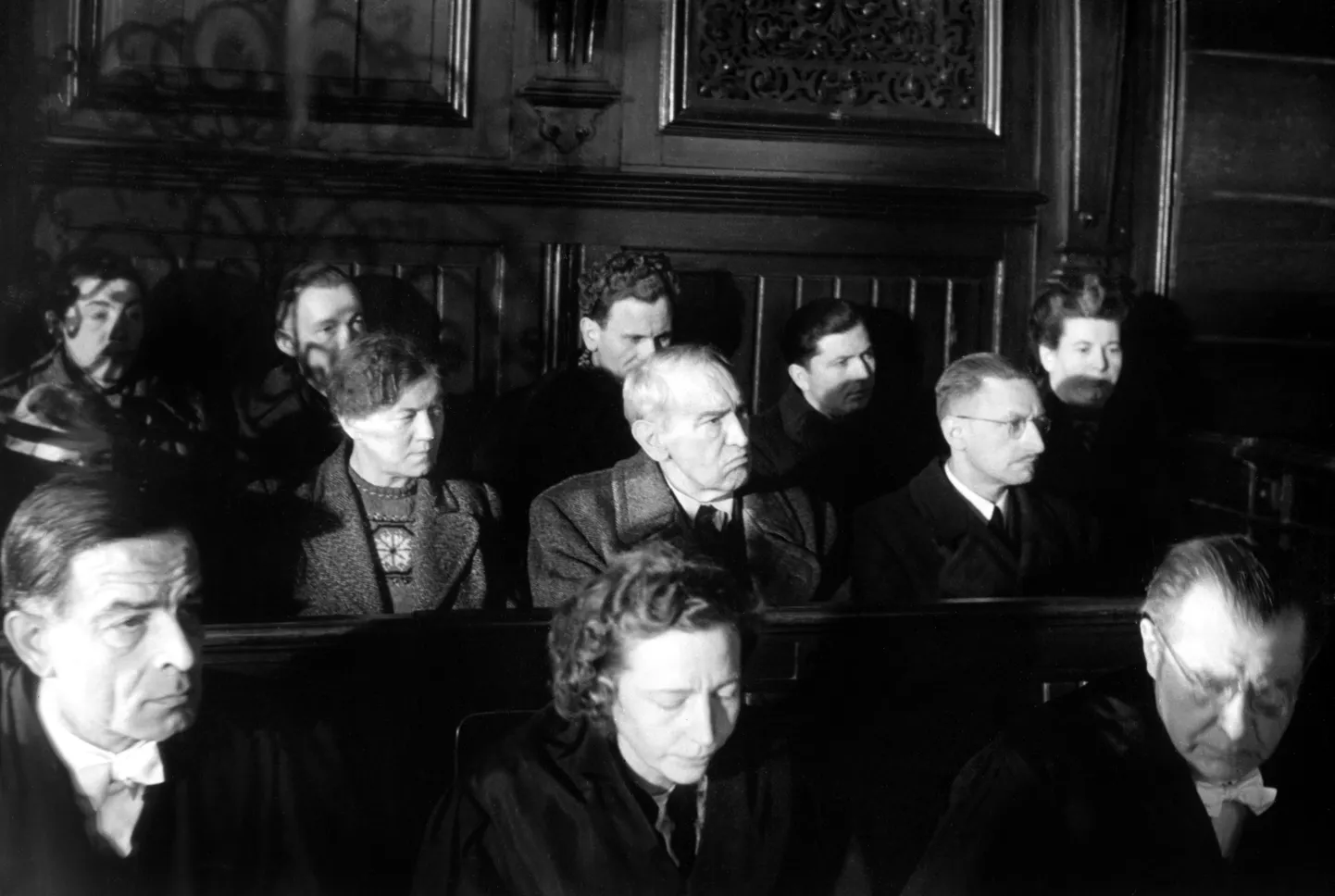 1947. aasta suurim sõjaaegse eutanaasia kohtuprotsess. Hadamari instituudi 26 arsti ja õde mõistetakse süüdi instituudi patsientide mõrvamises. Samas haiglas viidi II maailmasõja ajal gaasikambrisse üle 10 000 inimese.