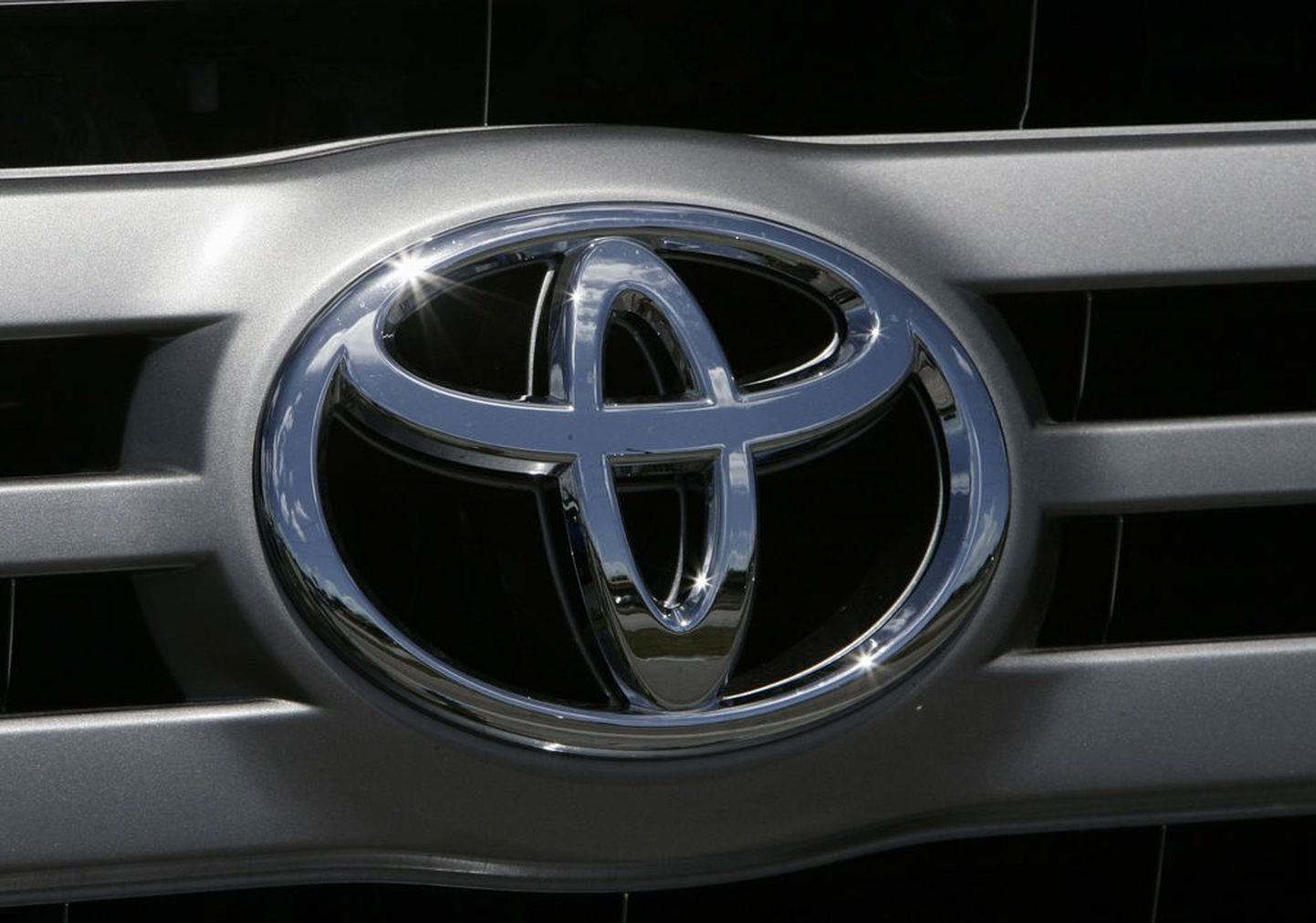 Логотип Toyota.
