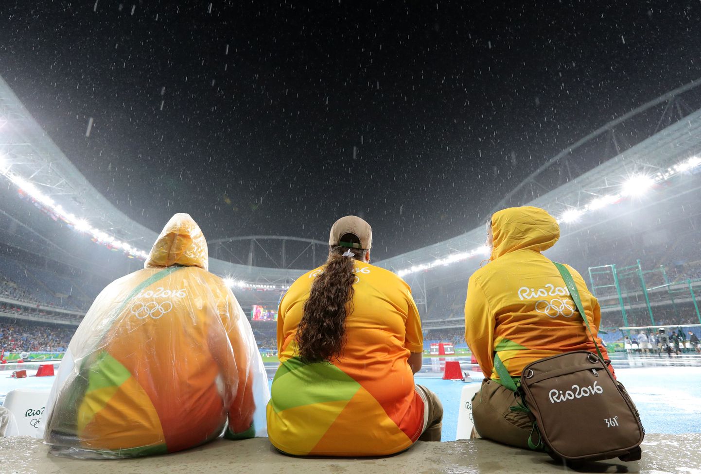 Тысячи волонтеров устали работать на Олимпиаде в Рио и ушли.
