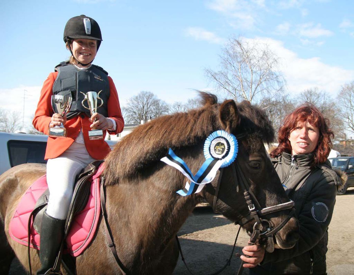 Kati Raidma koos emast treeneri ja oma hobusega Redora, kellega võitis karikasarja ja Tondi suure karika.