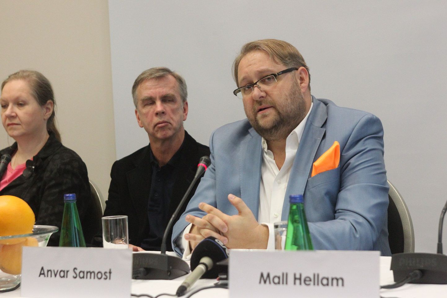 Ajakirjanik Anvar Samost korraldas  2014. aasta veebruaris pressikonverentsi, kus ta teatas, et 
astub Isamaa ja Res Publica Liidu liikmeks ja kandideerib europarlamenti. 13 kuud hiljem astus ta erakonnast välja.