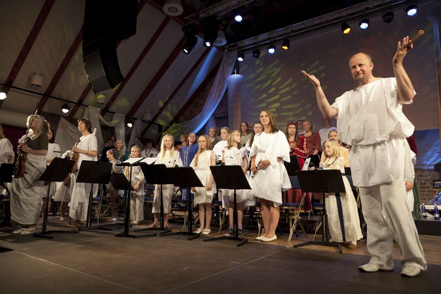 Noorte vanamuusikute etteaste sai Neeme Punderi eestvedamisel Viljandi festivali osaks juba 2003. aastal.