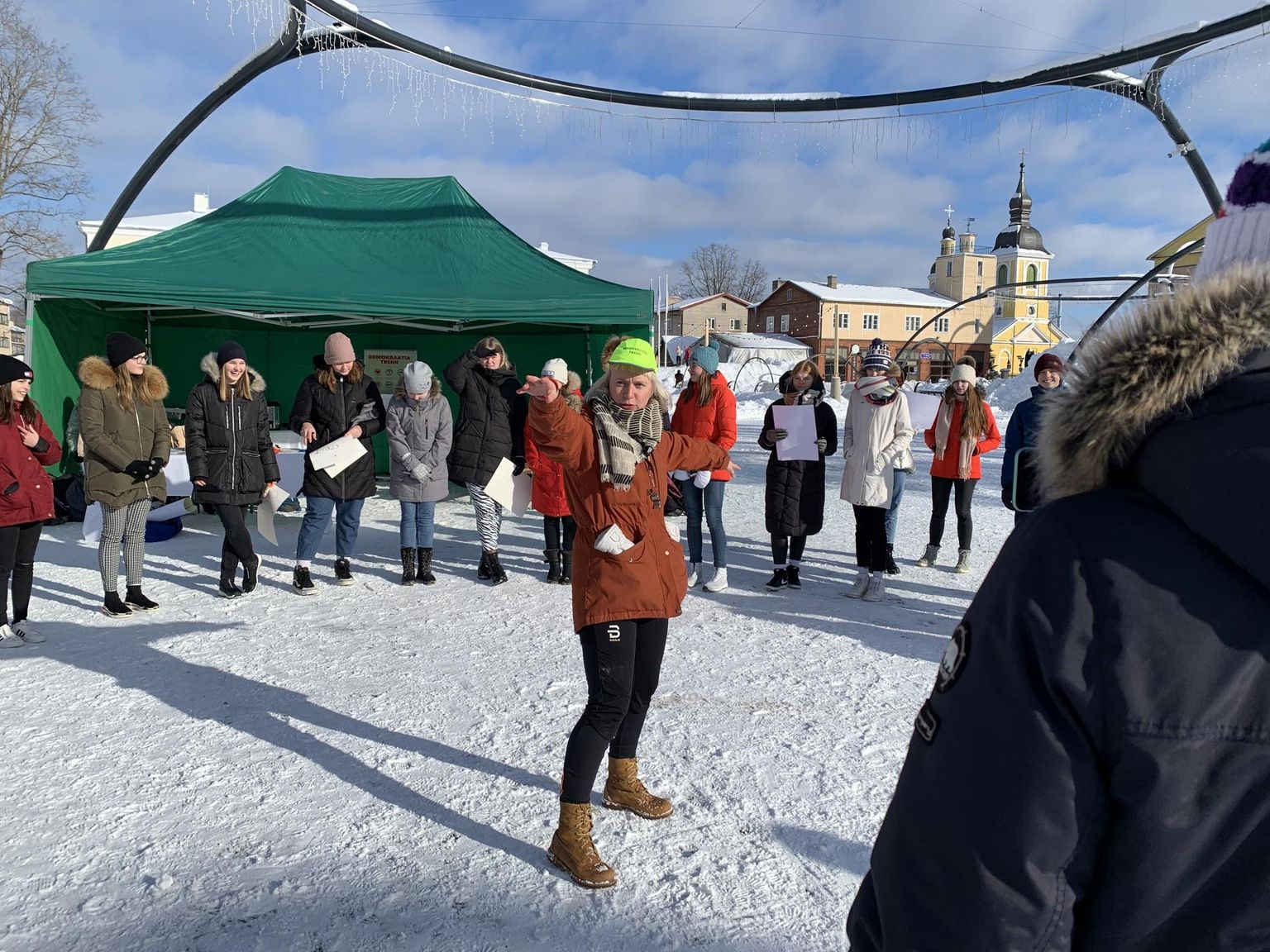 Treener Ave Habakuk Võru keskväljakul noortega Kesklinna koolist ja Kreutzwaldi koolist.