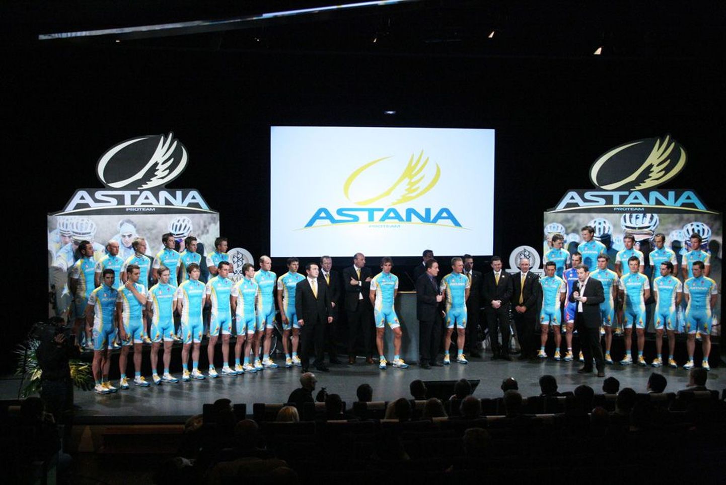 Astana meeskonna esitlust oli tulnud vaatama mõnisada kutsetega külalist.