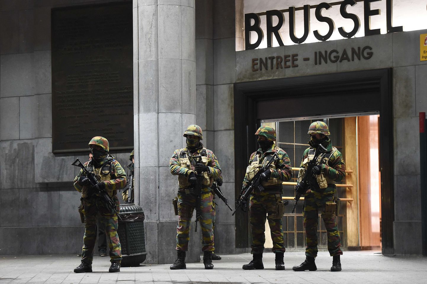Sõdurid Brüsseli rongijaama juures.