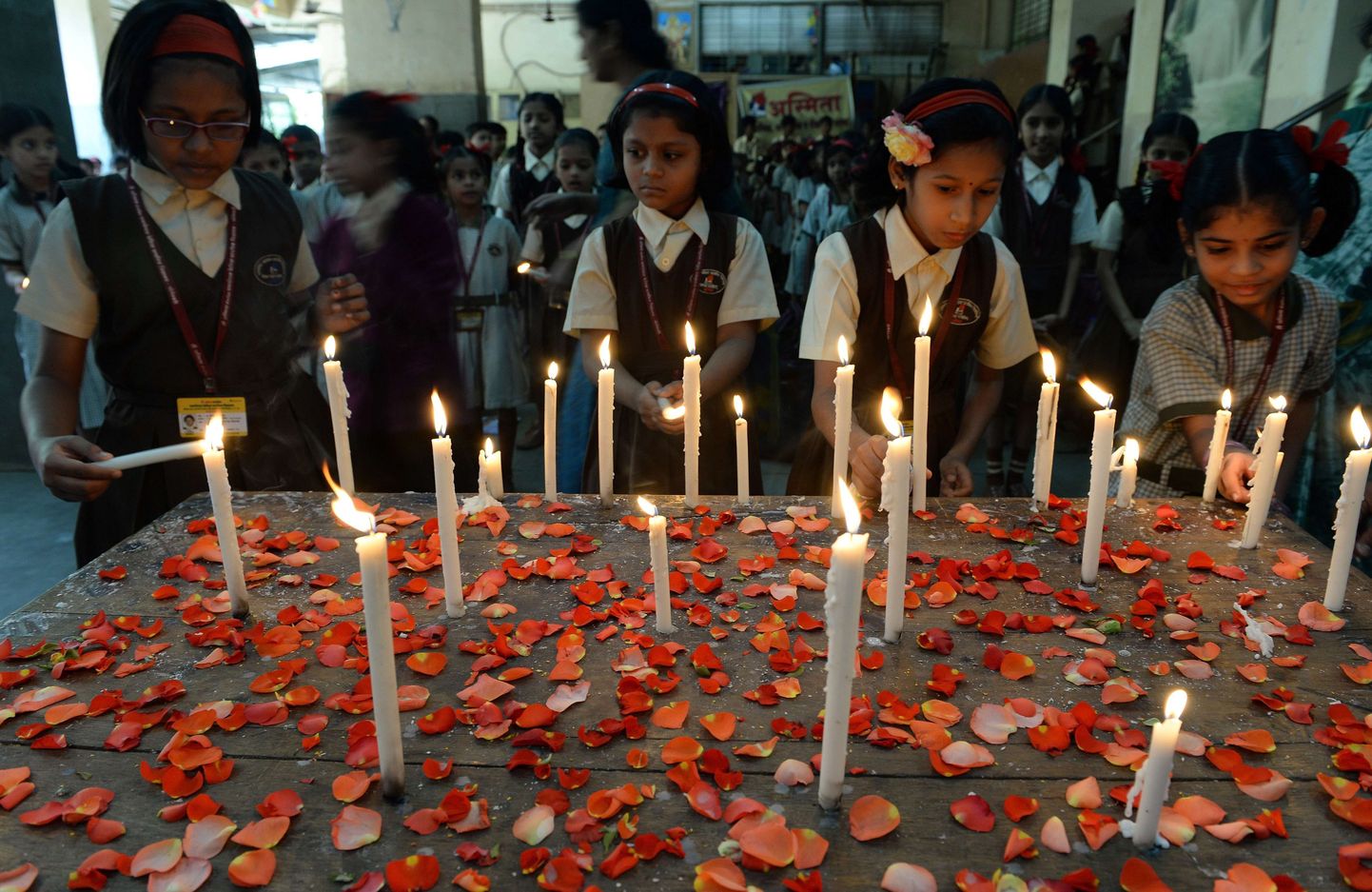India koolilapsed süütasid Mumbais küünlaid veresaunas hukkunud Pakistani laste mälestuseks.