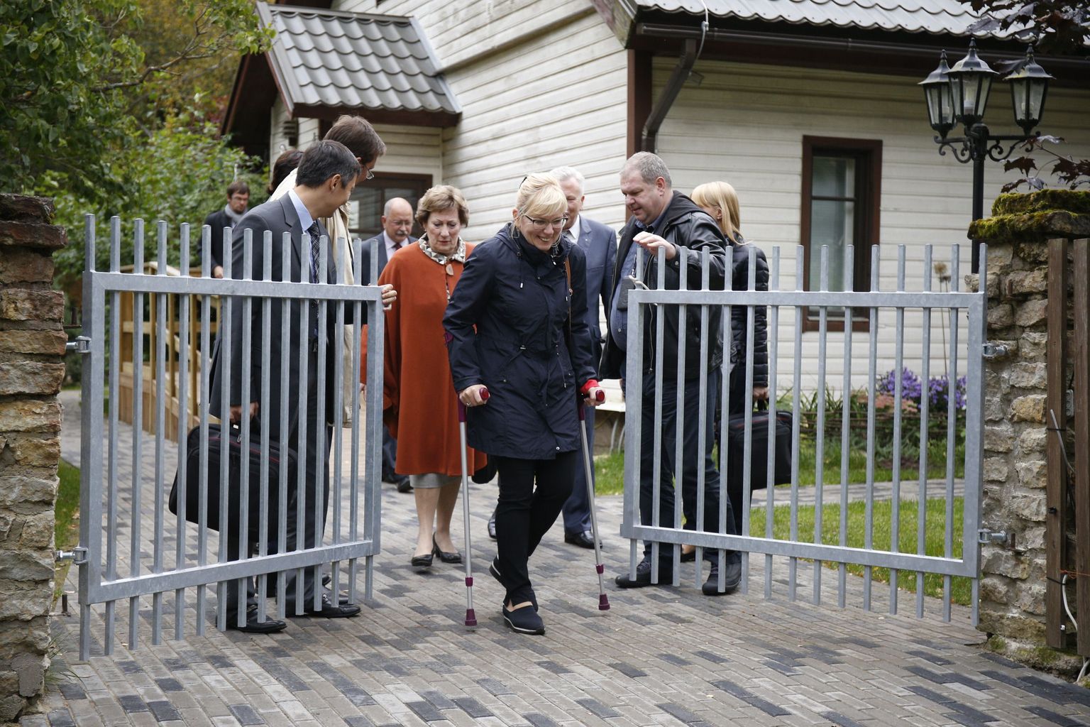 Linnavalitsuse delegatsioon käis päev pärast Edgar Savisaare linnapea ametist kõrvaldamist Hundisilmal.