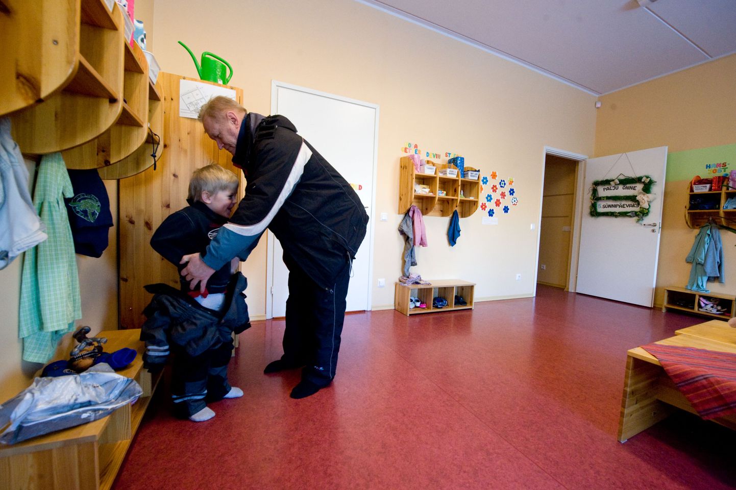 Streigipäeva hommik Saue lasteaias. Lasteaed tuli Anton Matis koos oma isa Peeter Luukasega.