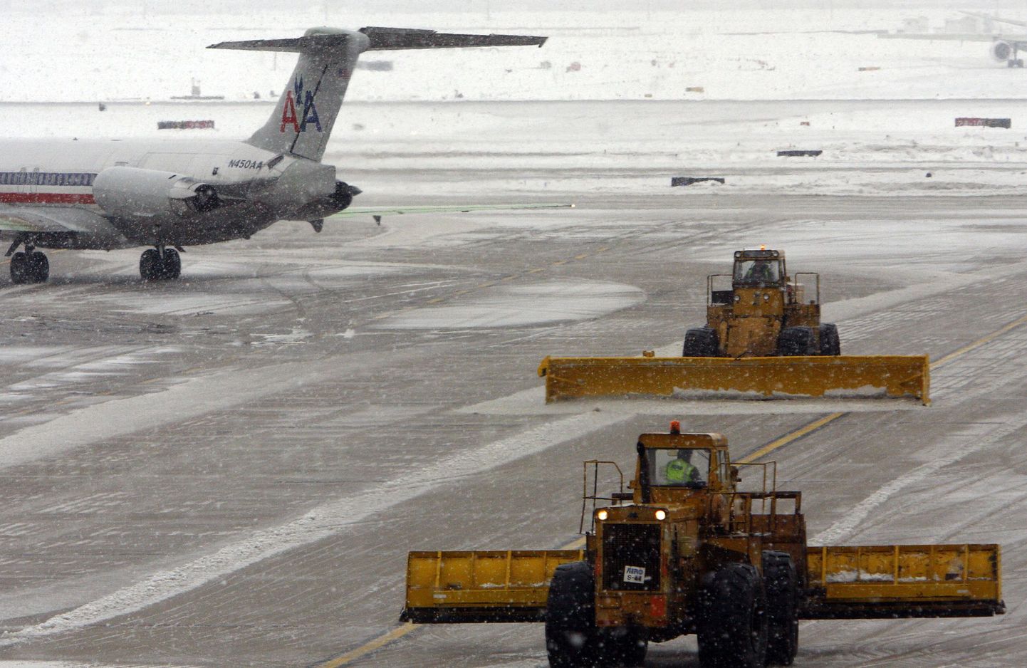 Lumesahad liikumas O'Hare´'i rahvusvahelises lennujaamas Chicagos.