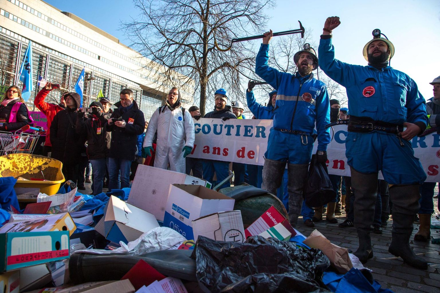 Kanalisatsioonitöid tegevate ettevõtete töötajad heitsid protestide käigus oma töörõivad majandus- ja rahandusministeeriumi hoone ette.